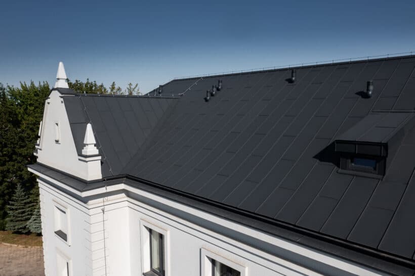 Hotová strecha s click panelom - dronový záber