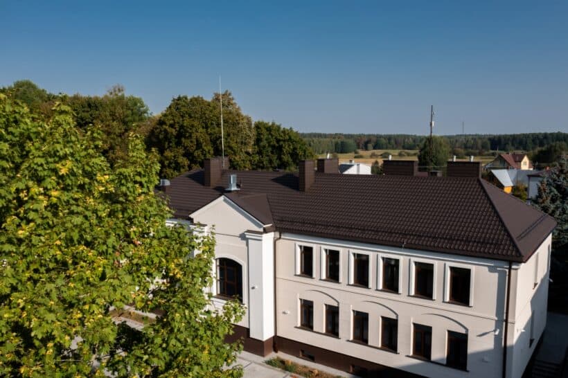 Škridloplech na hotovej streche rodinného domu