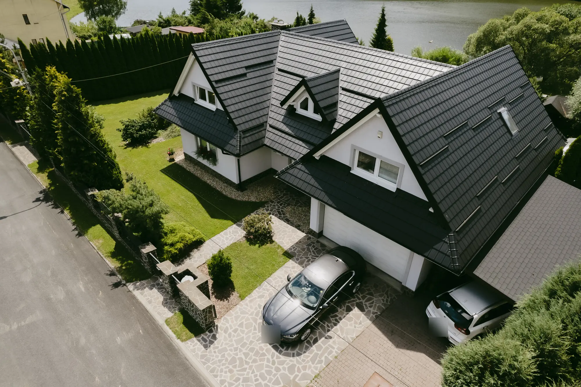 Dronový pohľad na rodinný dom s členitou strechou z modulovej krytiny v antracitovej farbe, Tvrdošín