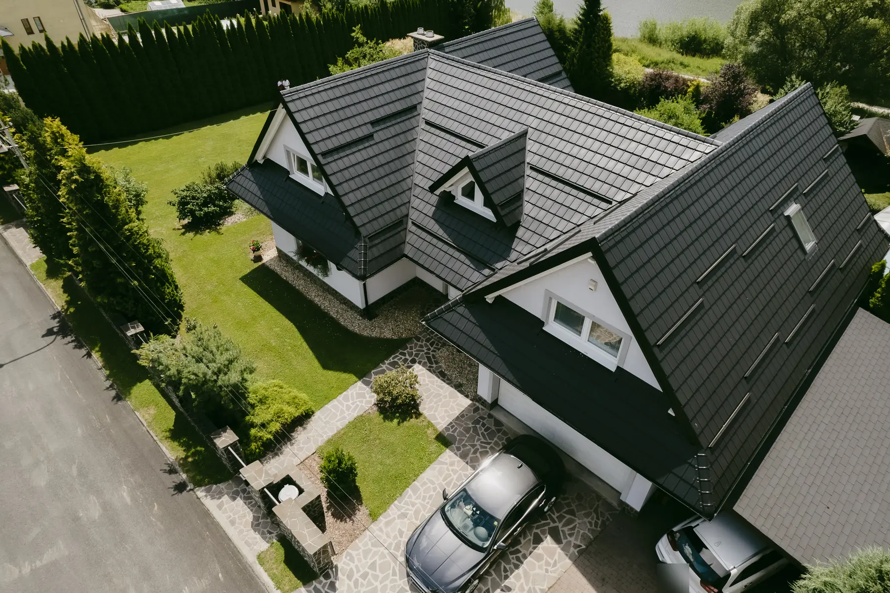 Vikiere a štíty na streche z modulovej krytiny antracit, šikmý pohľad z dronu, Tvrdošín