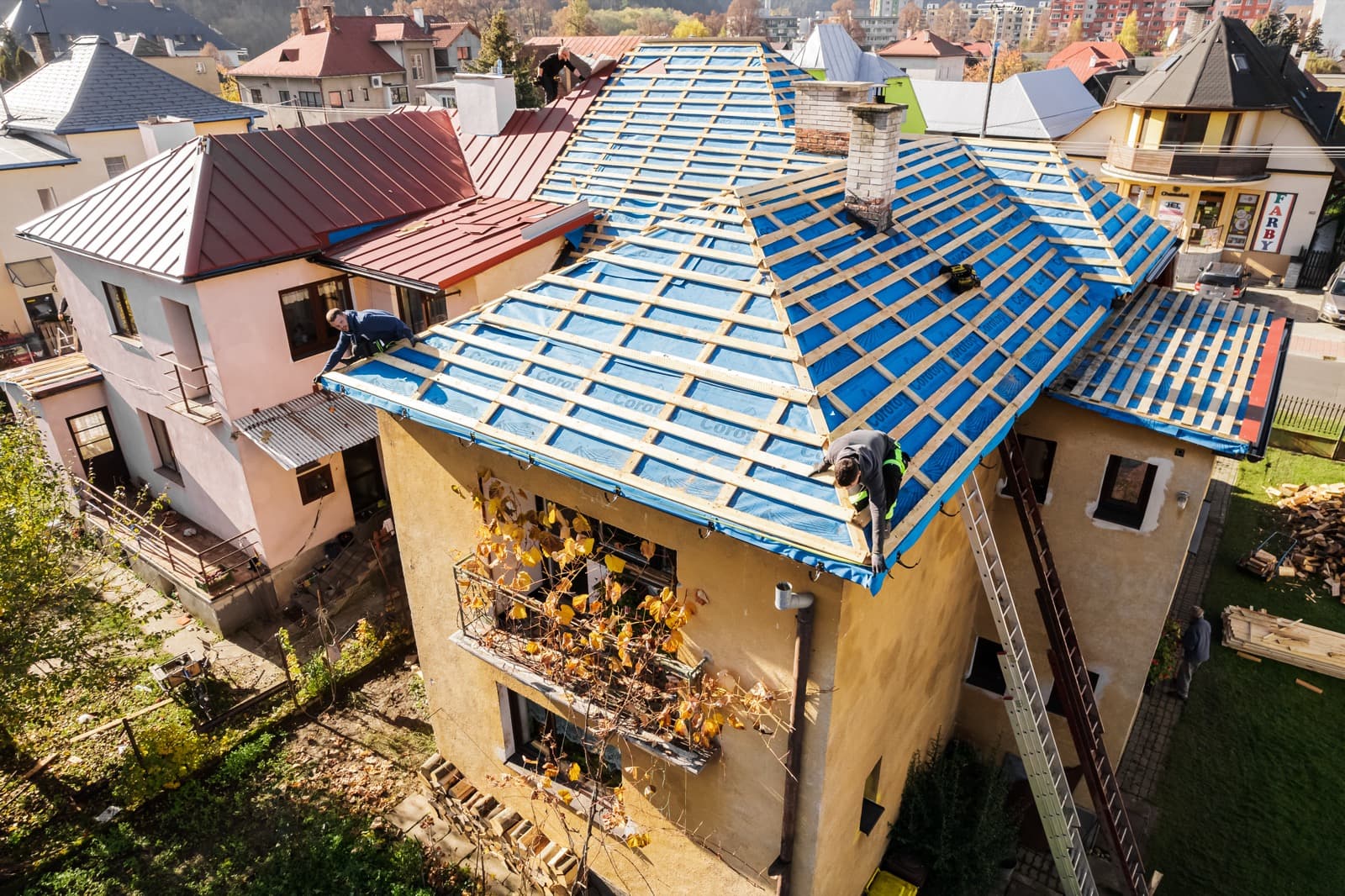 Veľkoplošná strecha bytového domu pred a po rekonštrukcii