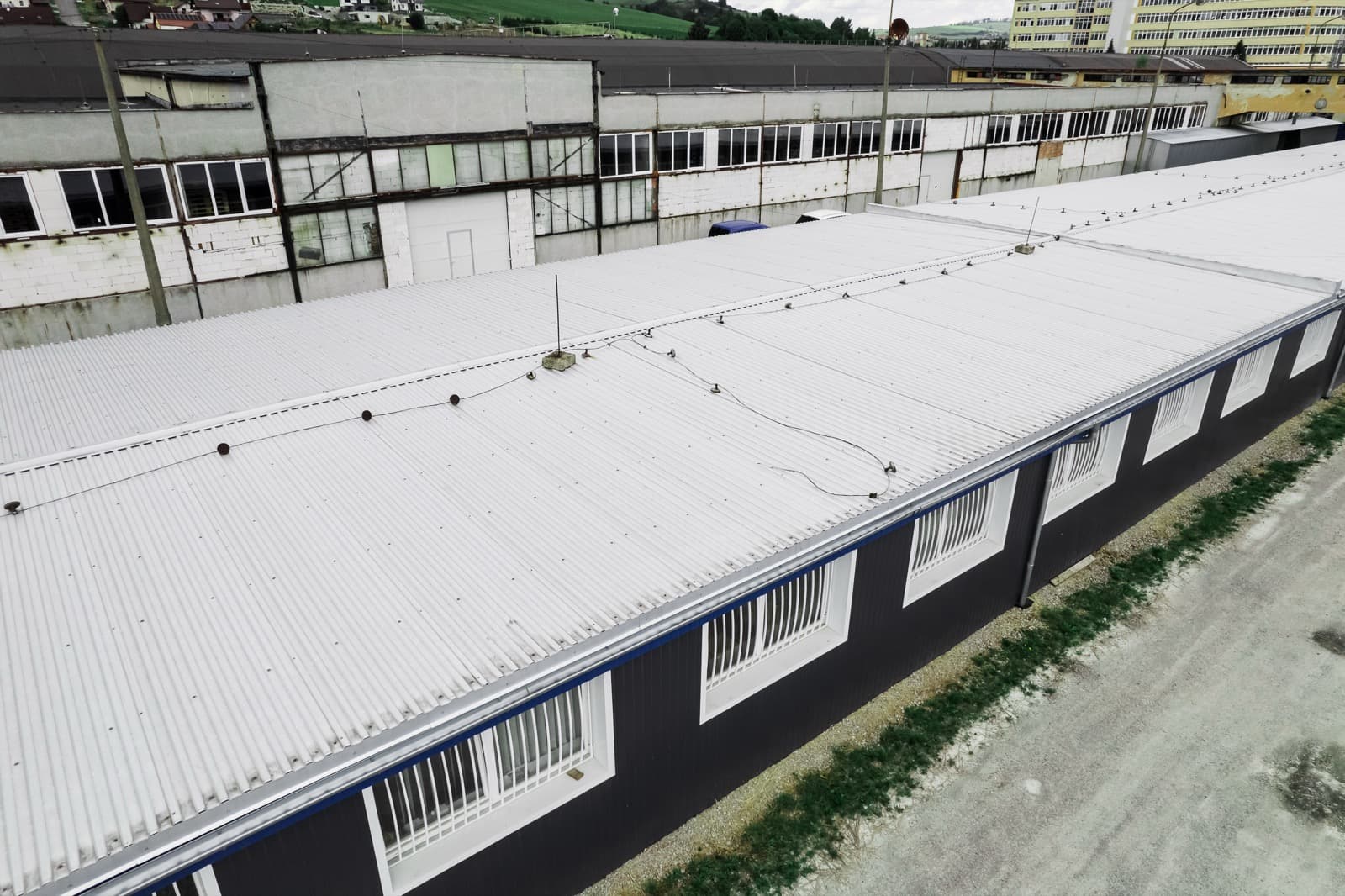 Veľkoplošná trapézová strecha haly v sivom prevedení, drone záber