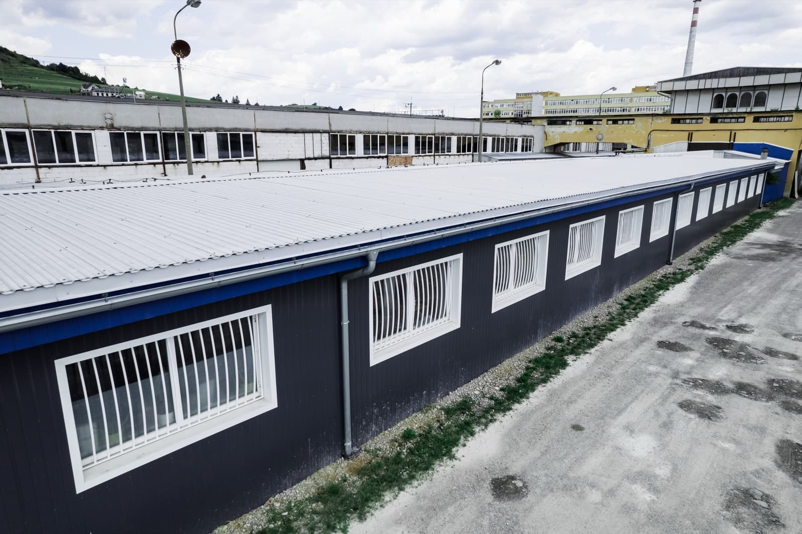 Detail trapézového plechu s lemovaniami na firemnej hale