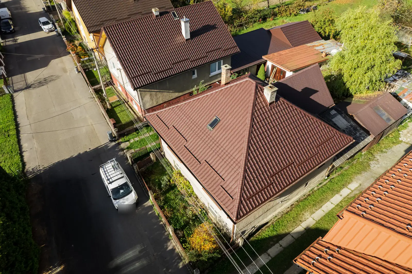 Valbová strecha z hnedého škridloplechu so strešným oknom, pohľad z dronu, Nižná