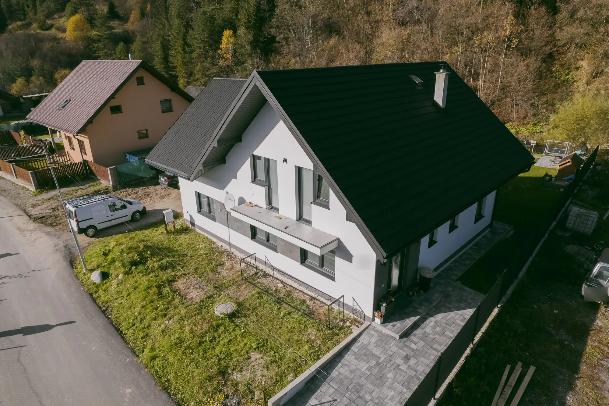 Dronový pohľad na rodinný dom so strechou zo škridloplechu antracit v Oravskom Bielom Potoku