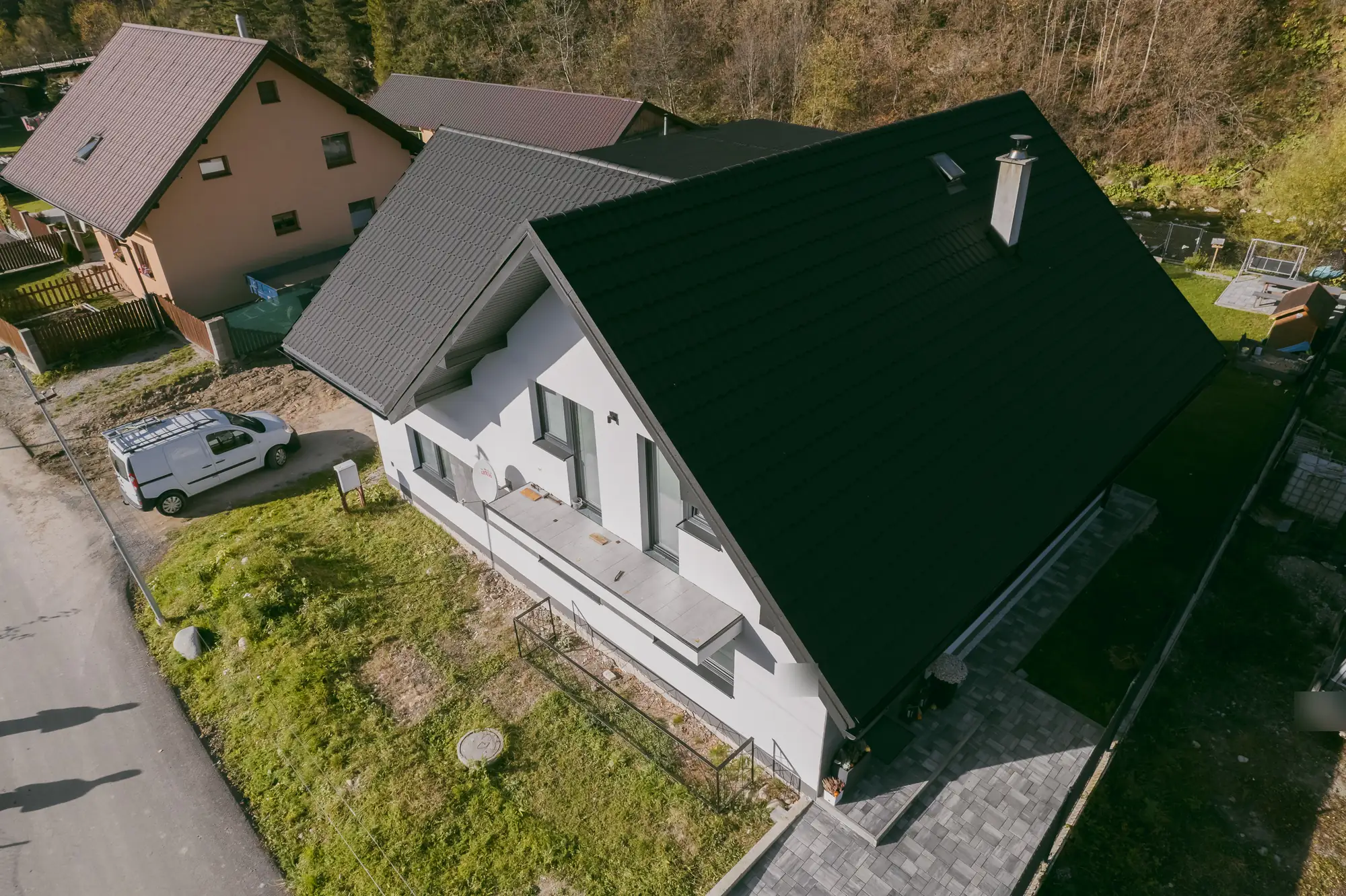 Sedlová strecha zo škridloplechu antracit na bielom rodinnom dome, Oravský Biely Potok