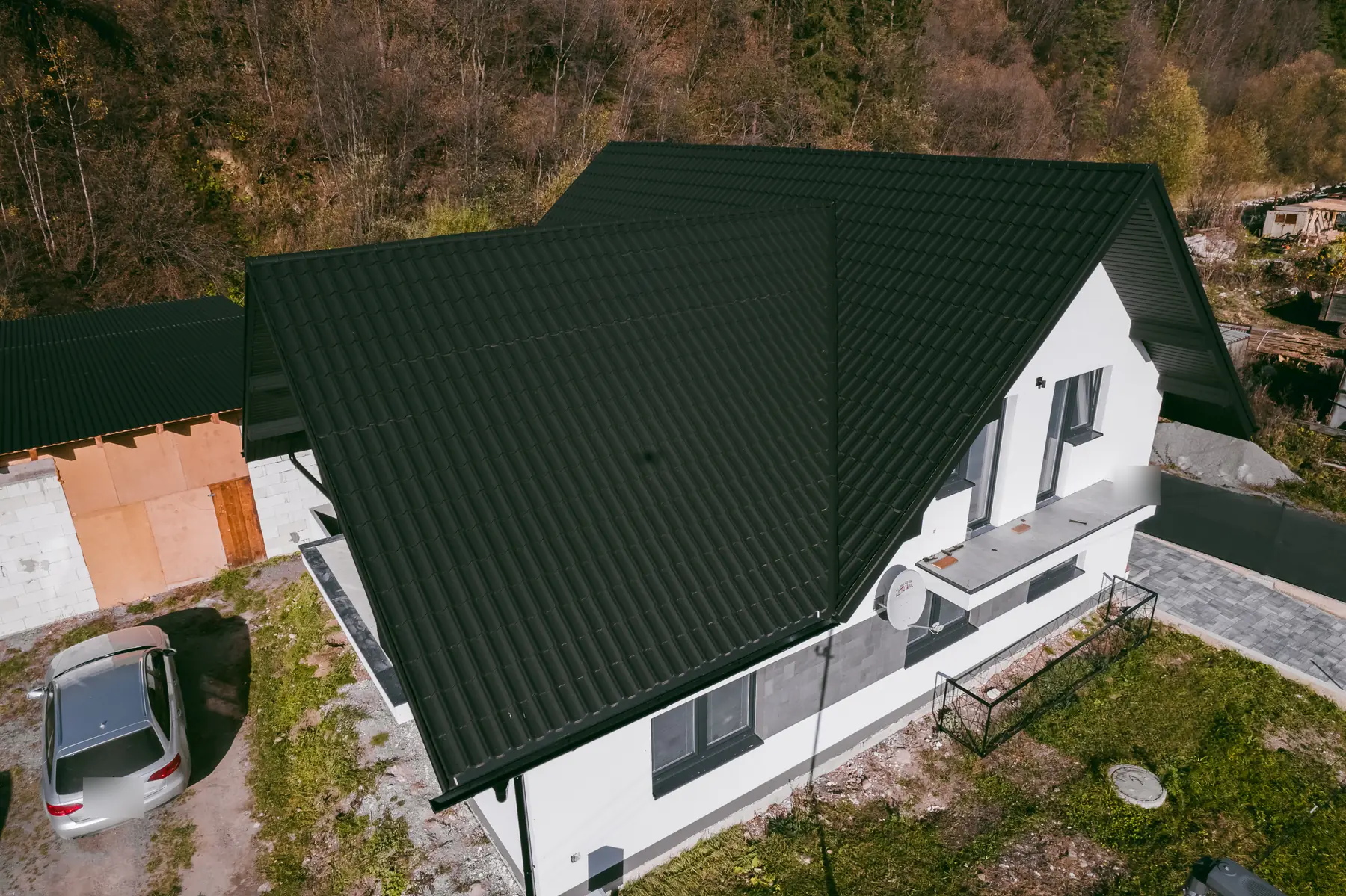 Úžľabie a štít na streche zo škridloplechu antracit, rodinný dom v Oravskom Bielom Potoku