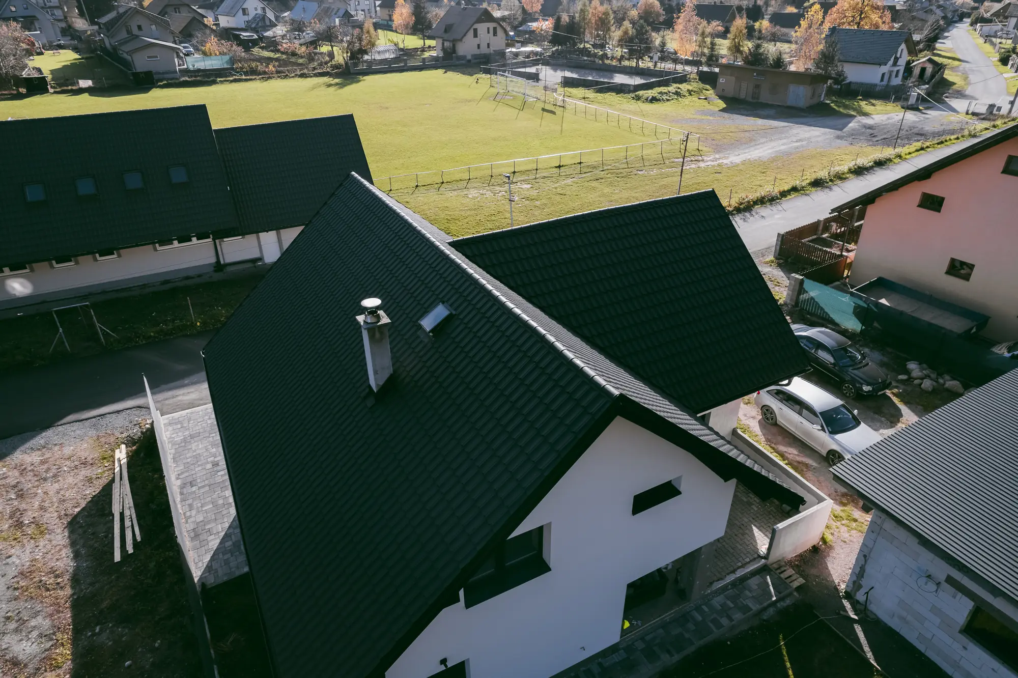 Škridloplech antracit s komínom a štítom rodinného domu, pohľad z dronu, Oravský Biely Potok