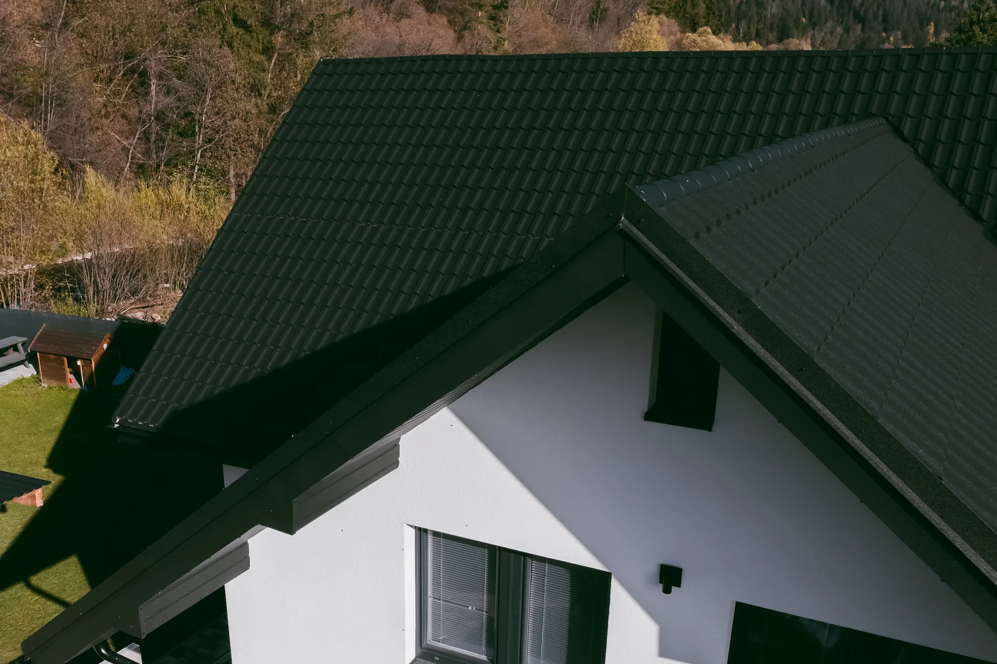 Detail škridloplechu antracit a oplechovania štítu na rodinnom dome v Oravskom Bielom Potoku