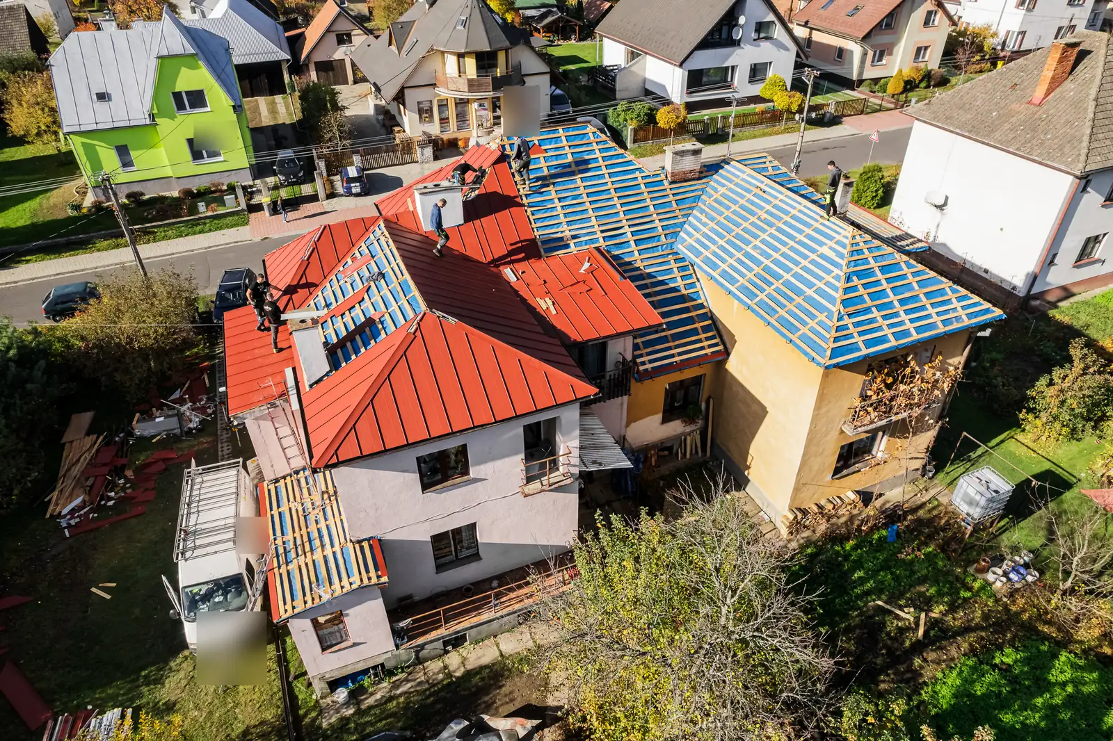 Dronový pohľad na strechu viacgeneračného domu počas pokládky červeného click panelu, Liptovský Hrádok