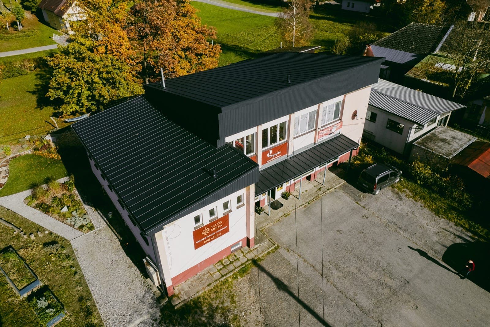 Plechová strecha s kamenným komínom, klasická realizácia Zakryto